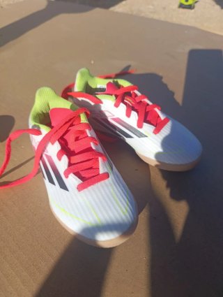 Zapatos de fútbol Adidas blancos y rojos talla 29