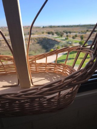 Cesta doble de mimbre y madera