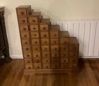 Cajonera de madera escalonada