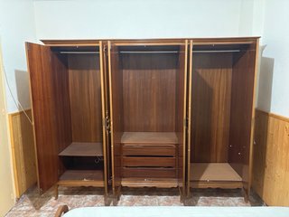 Armario de madera antiguo