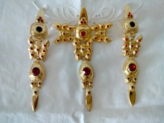 Pendientes y Broche, Regionales, Dorados y piedras