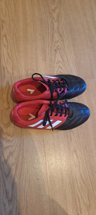 Botas de tacos de fútbol negras y rojas. Talla 36