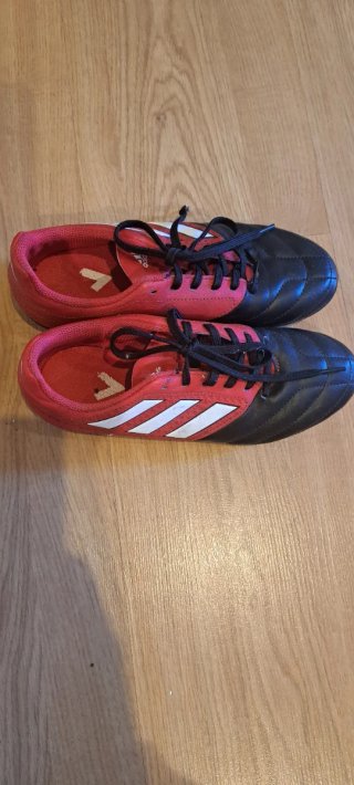Botas de tacos de fútbol negras y rojas. Talla 36