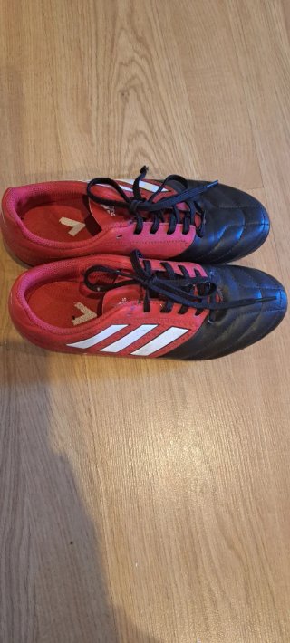 Botas de tacos de fútbol negras y rojas. Talla 36