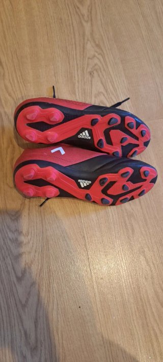 Botas de tacos de fútbol negras y rojas. Talla 36