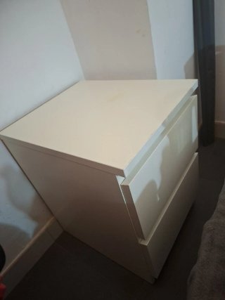 Mesa de noche blanca