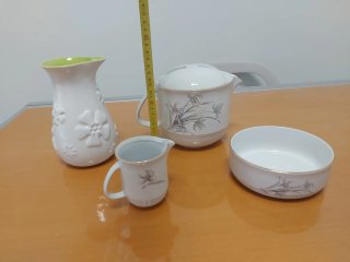 Teiera e contenitori in ceramica