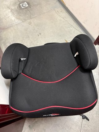 Asiento elevador de coche para niños color negro.