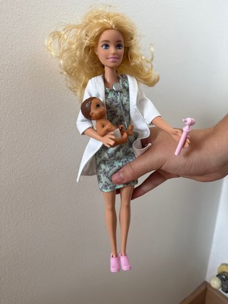 Barbie Pediatra con Bebé y Accesorios
