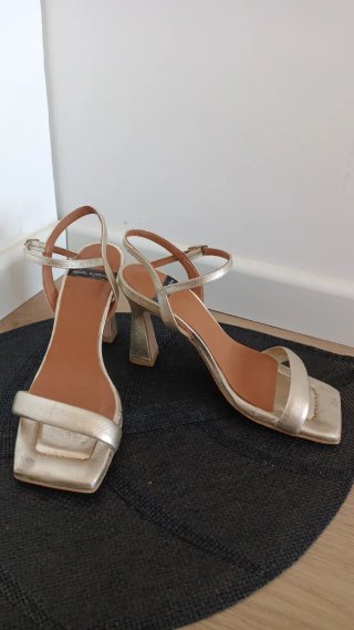 Tacones dorados Angel Alarcón