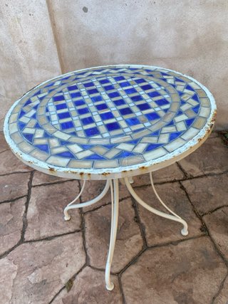 Mesa de forja con tablero de mosaico