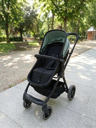 Carrito de bebé negro y verde