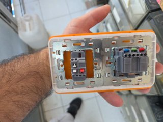 Enchufe e interruptor naranja