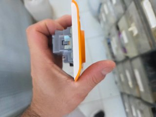 Enchufe e interruptor naranja