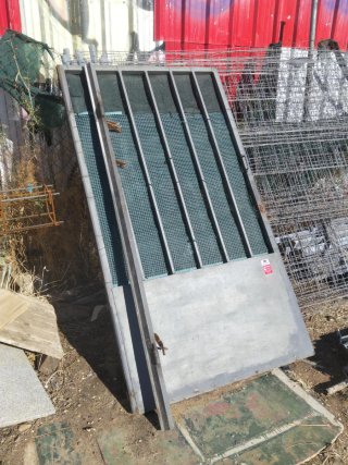 Puerta de entrada metálica con reja