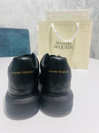 Alexander McQueen interamente nere