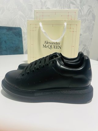 Alexander McQueen interamente nere