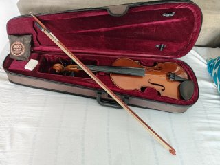 Violín con estuche y arco