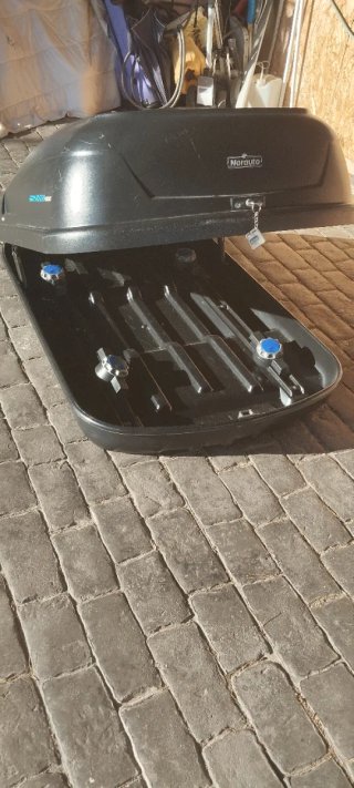 Baúl portaequipajes coche negro