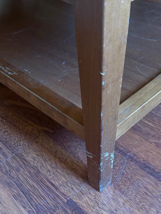 Mesa elevable de madera y cristal