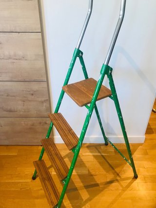 Escalera plegable verde madera y hierro