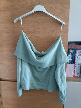 Jersey hombros descubiertos verde pastel