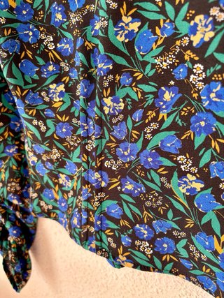 Blusa Zara floral cuello alto talla XS