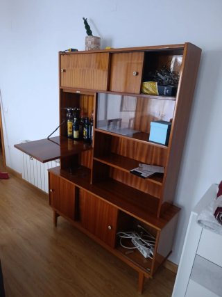 Mueble bar madera y cristal.