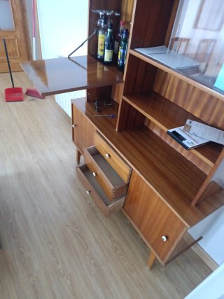 Mueble bar madera y cristal.