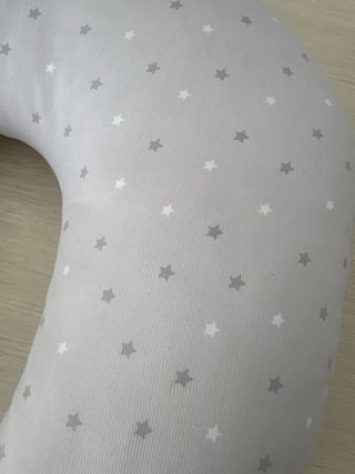 Cojín de lactancia gris con estrellas