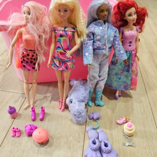 Lote de 4 Barbies con accesorios