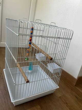 Jaula para pájaros blanca con accesorios