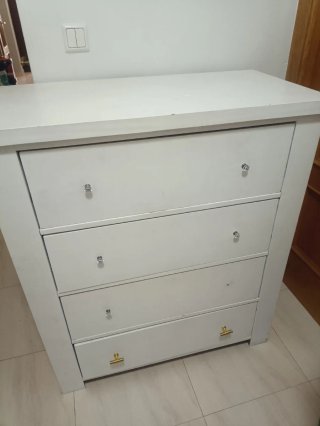 Cómoda blanca con tiradores dorados