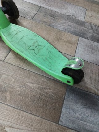 Patinete 3 Ruedas Verde, con luces.