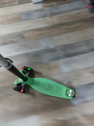 Patinete 3 Ruedas Verde, con luces.
