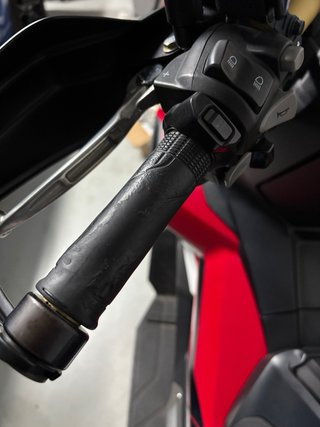 Honda X-ADV 750 Negra y Roja