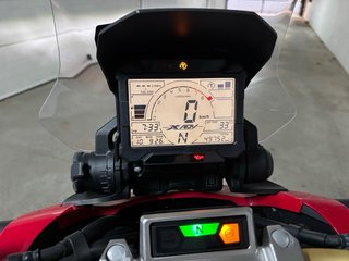 Honda X-ADV 750 Negra y Roja