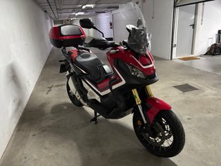 Honda X-ADV 750 Negra y Roja
