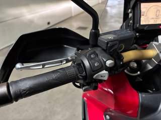 Honda X-ADV 750 Negra y Roja