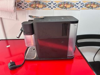 Cafetera DeLonghi Nespresso Lattissima one