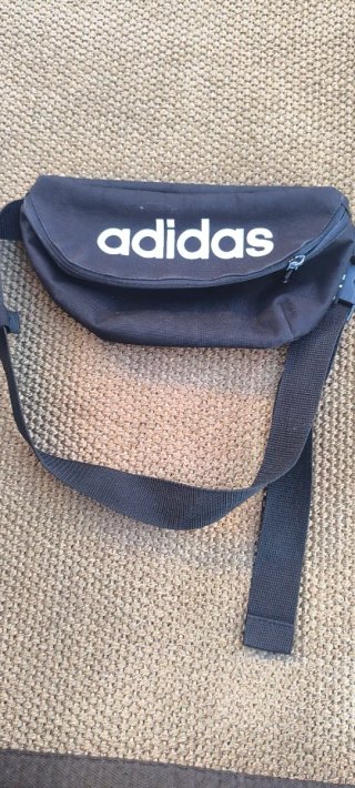 Riñonera Adidas negra
