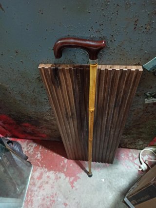 Bastón de bambú con empuñadura de madera. 87cm.