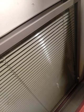 Ventana fija con marco rojo