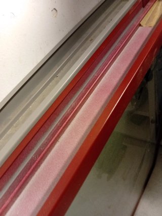 Ventana fija con marco rojo