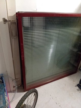 Ventana fija con marco rojo