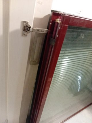 Ventana fija con marco rojo