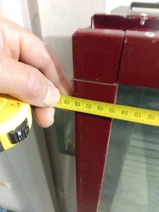Ventana fija con marco rojo