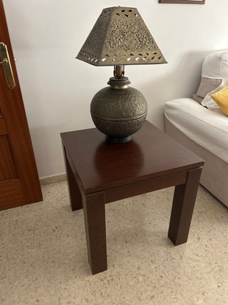 Mesa auxiliar con lámpara de metal