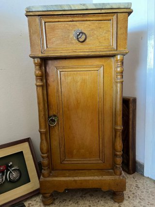 Mesita de noche antigua de madera y mármol