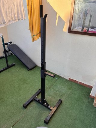 Rack de musculación con pesas